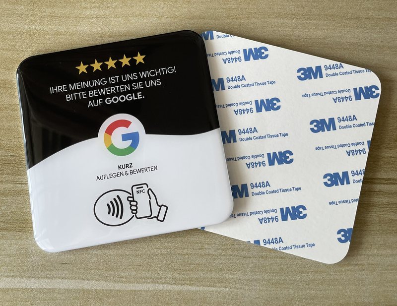 Schwarze NFC-Bewertungsplatte von ML Vision mit fünf Sternen, Google-Logo und dem Hinweis „Kurz auflegen und bewerten“. Daneben die Rückseite mit 3M-Klebefläche.